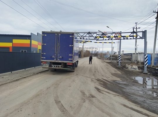 Водитель фуры нарушил правила и сломал ограничители