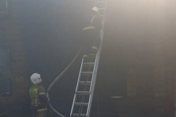 Пожар в расселенном доме на Океанской в Новосибирске