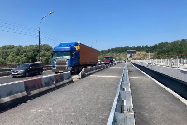 Перекрытие центральной полосы моста через Иню на Бердском шоссе
